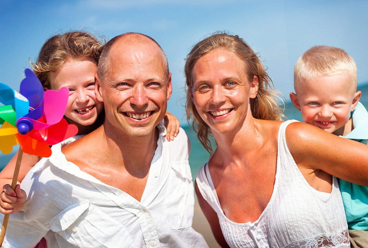 beach-family-vacation-parent-children-relaxation-PY222NF.jpg