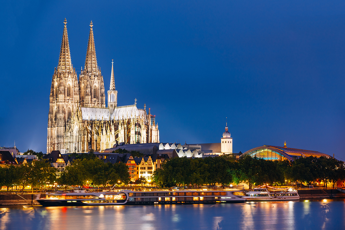 night-view-of-cologne-cathedral-germany-europe-PGEDFE9.jpg